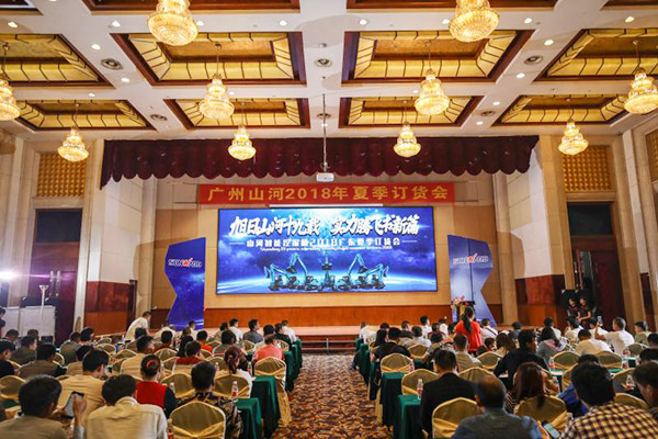 紅四月，山河智能挖掘機促銷會節(jié)節(jié)攀升