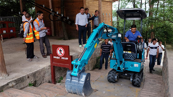 十萬人圍觀！這臺挖掘機(jī)開上了高空玻璃橋