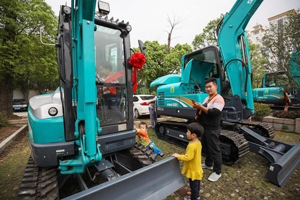 紅四月，山河智能挖掘機促銷會節(jié)節(jié)攀升