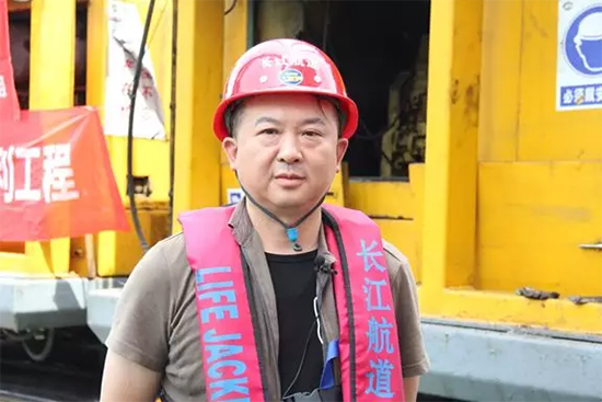 打造長(zhǎng)江黃金水道！山河智能航道鉆機(jī)輕松搞定水下礁石