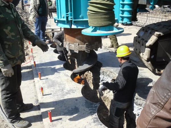 幸好遇見你！中國首臺雙動力頭強(qiáng)力多功能鉆機(jī)