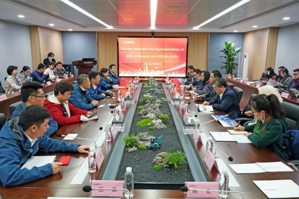 東盟聯(lián)合參訪團考察山河智能