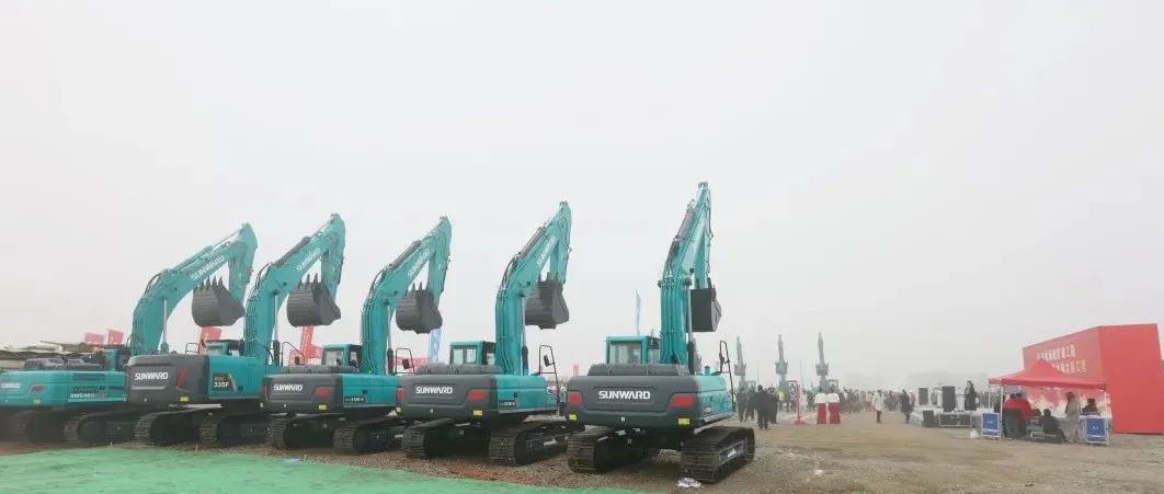 “山河綠”精彩亮相！山河智能裝備全面助力長(zhǎng)沙機(jī)場(chǎng)改擴(kuò)建項(xiàng)目