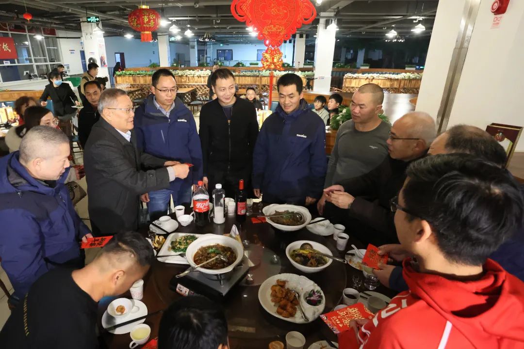 山河智能董事長何清華與留廠員工一起過大年！