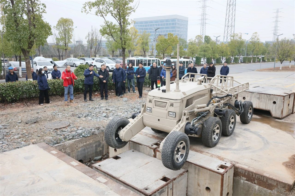 山河特裝“復(fù)雜環(huán)境智能化應(yīng)急救援裝備關(guān)鍵技術(shù)及應(yīng)用”項目順利通過成果評價