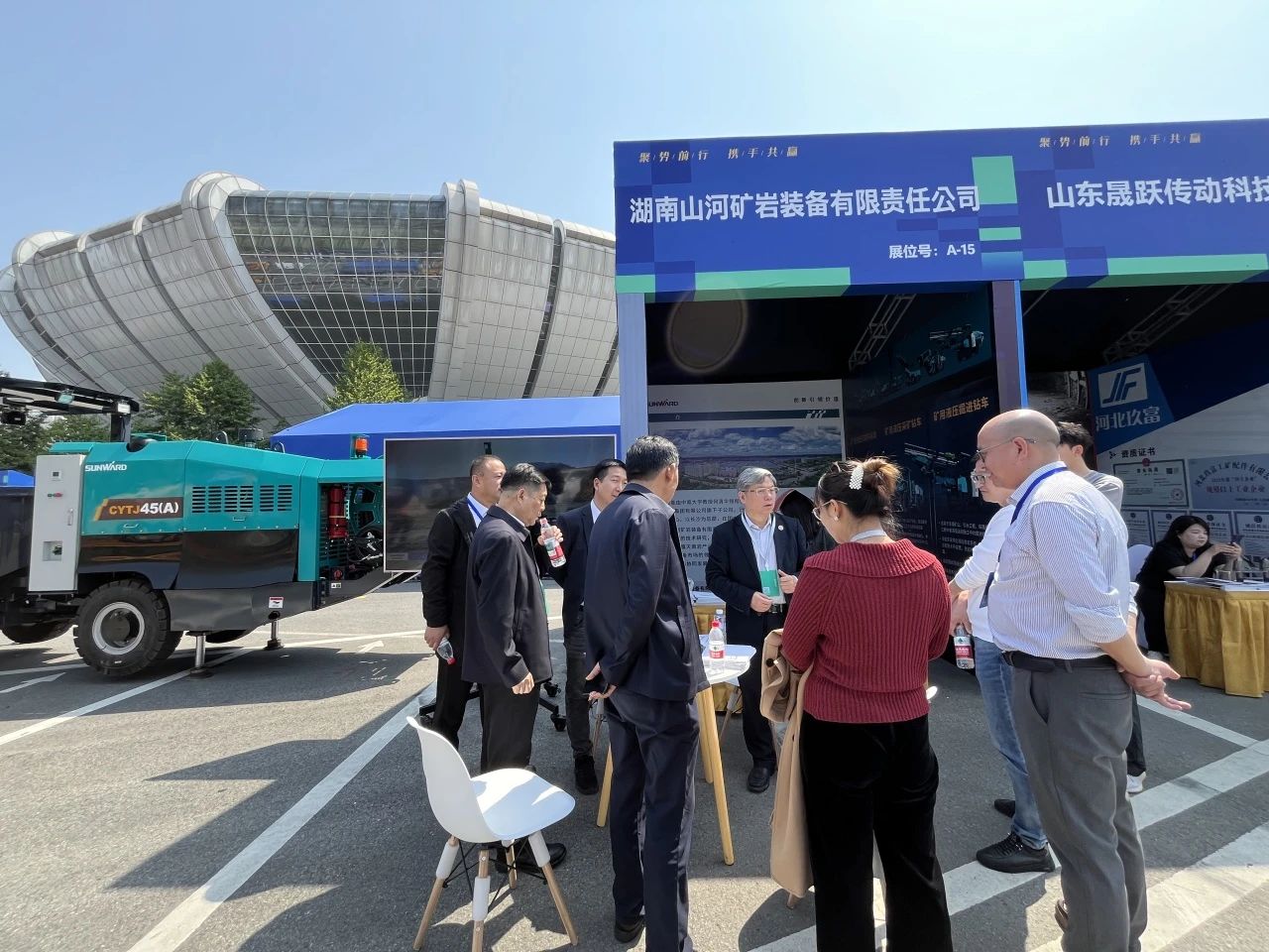 山河礦巖攜井下掘進(jìn)臺(tái)車亮相蒼南礦山井巷機(jī)械展