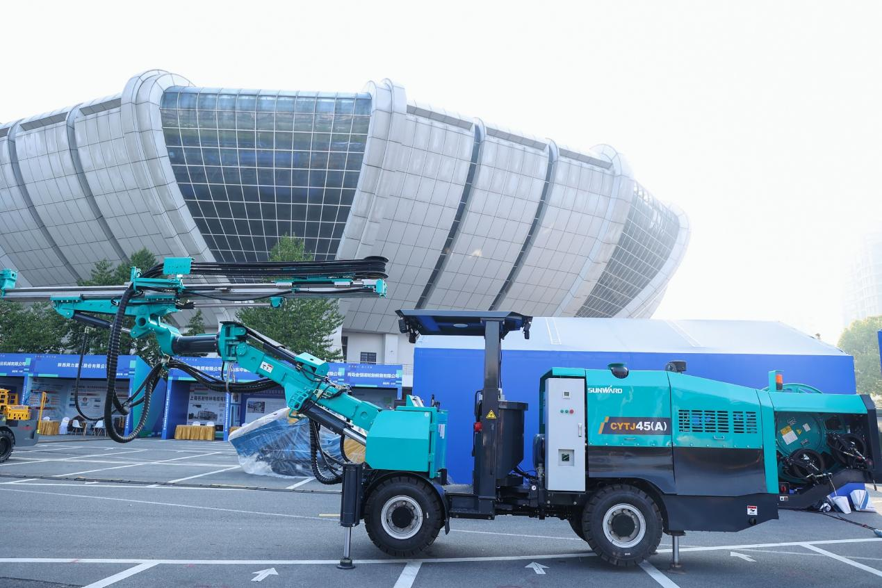 山河礦巖攜井下掘進(jìn)臺(tái)車亮相蒼南礦山井巷機(jī)械展