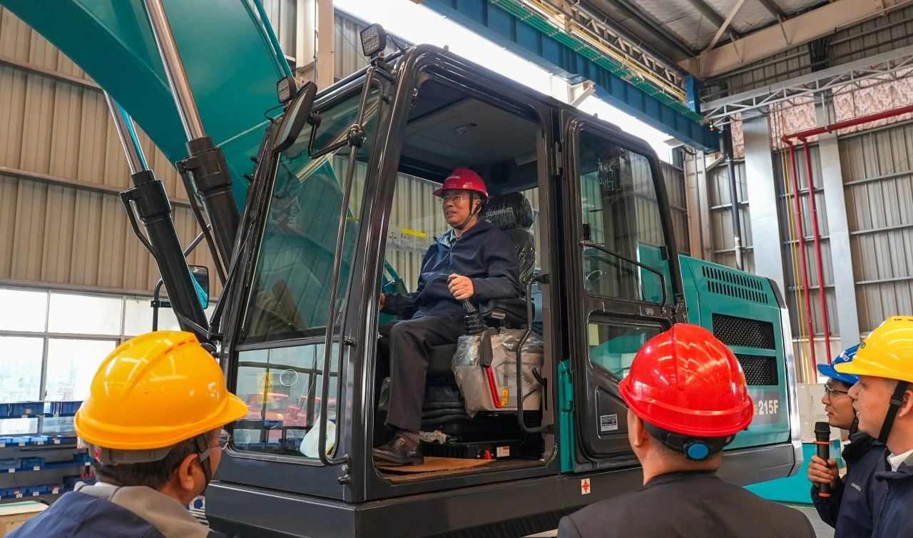 聚焦市場需求，山河智能三款精品工程液壓挖掘機成功下線