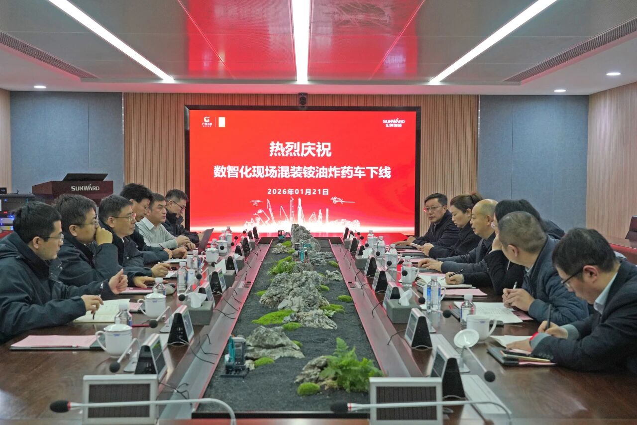 數(shù)智化現(xiàn)場(chǎng)混裝銨油炸藥車(chē)下線！山河智能與易普力攜手共筑智能礦山新篇章